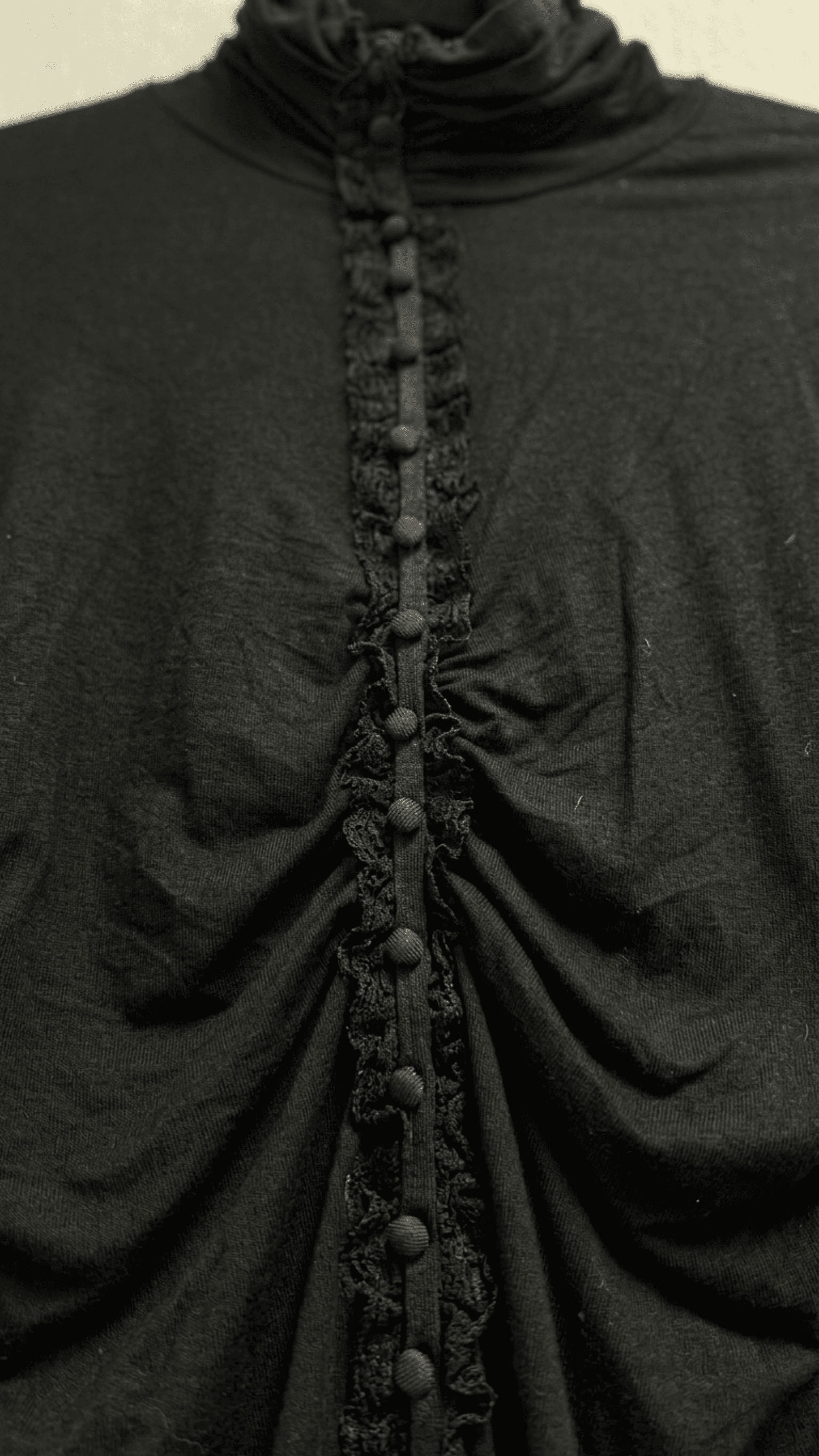 Top Cuello Subido con Frunces y Botonadura 2